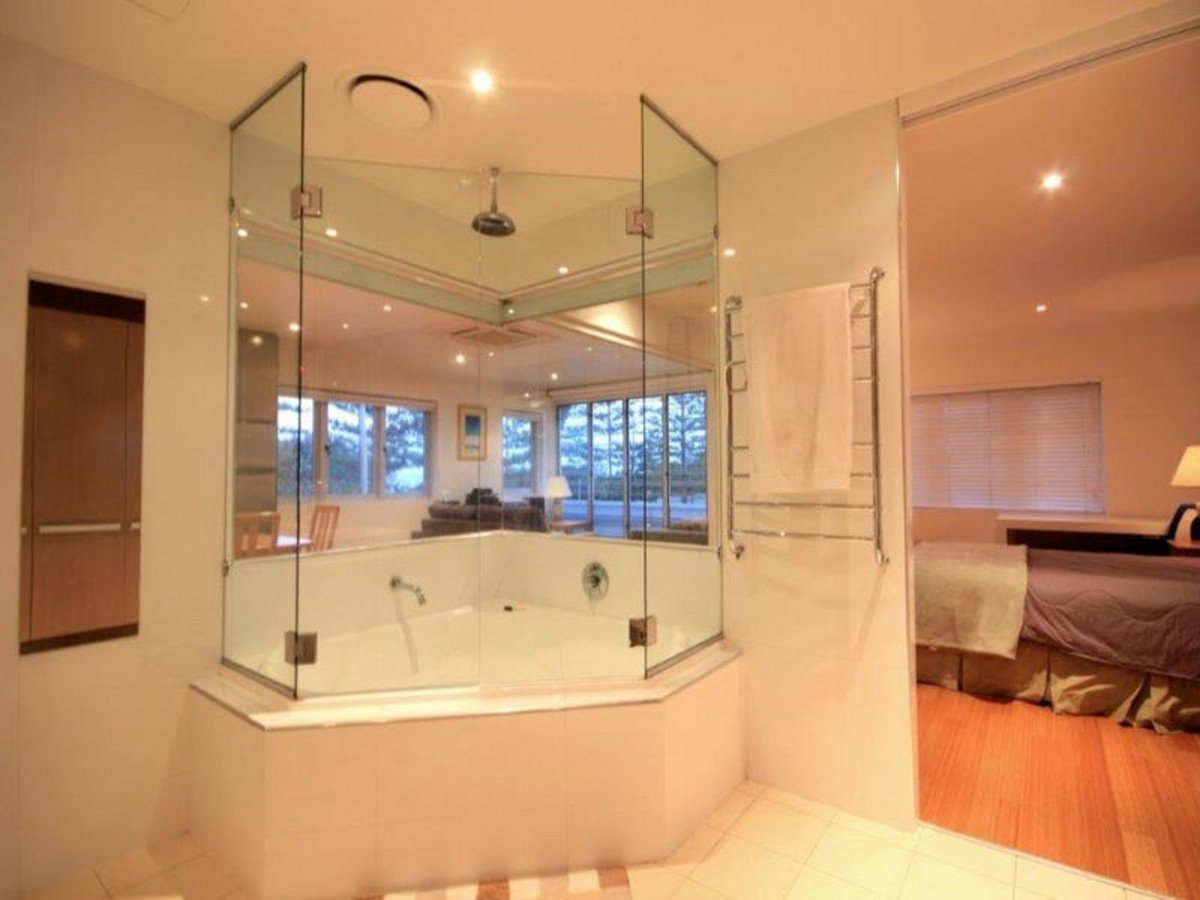 6/126 The Esplanade BURLEIGH HEADS 1