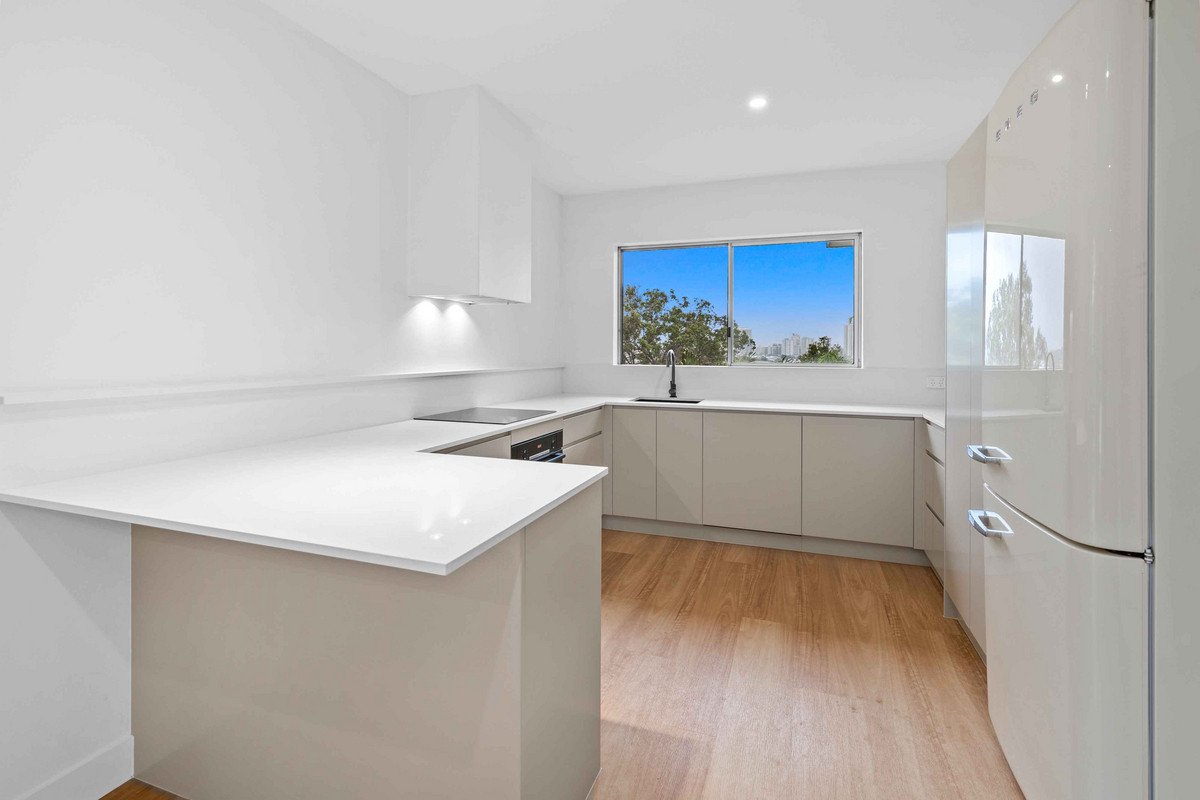 6/141 George Street West  Burleigh Heads 2