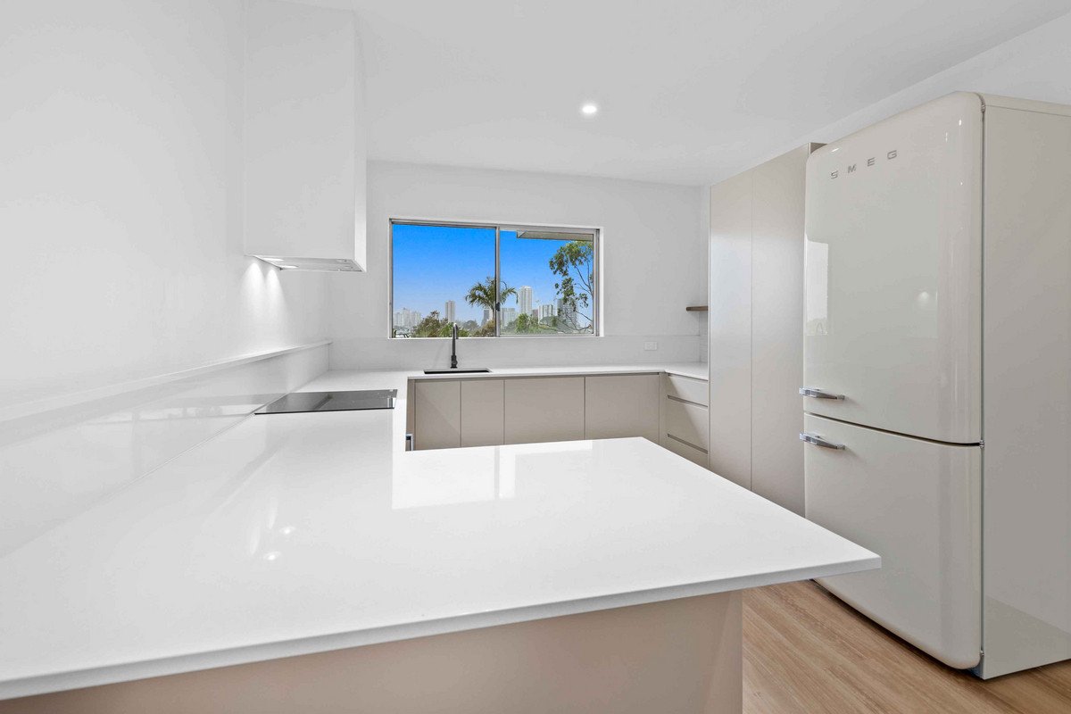 6/141 George Street West  Burleigh Heads 5