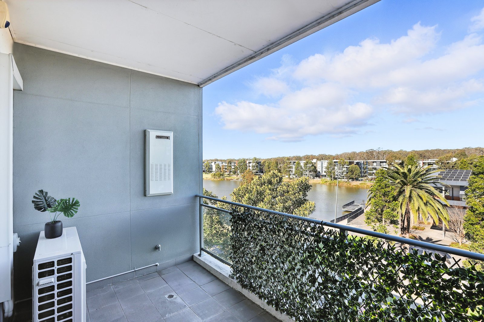 61/56 Lakeside Parade JORDAN SPRINGS 10