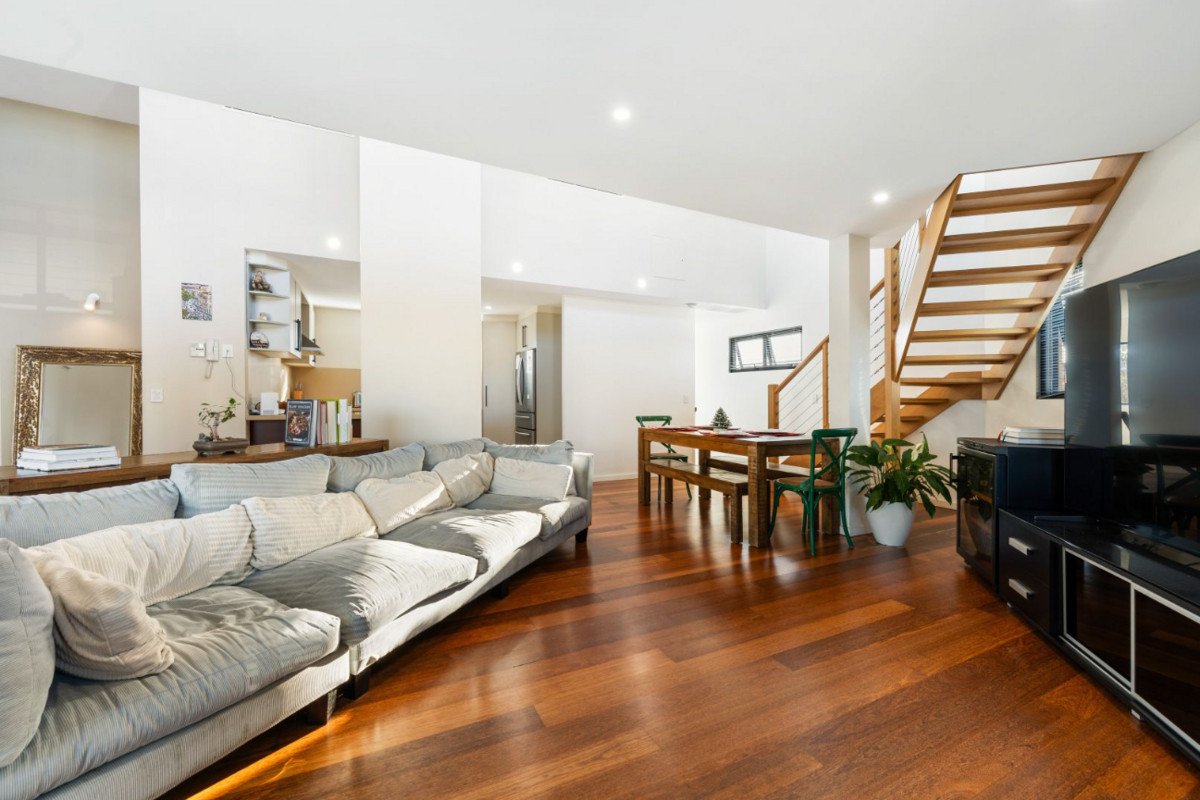6/160 Surf Parade Broadbeach 2