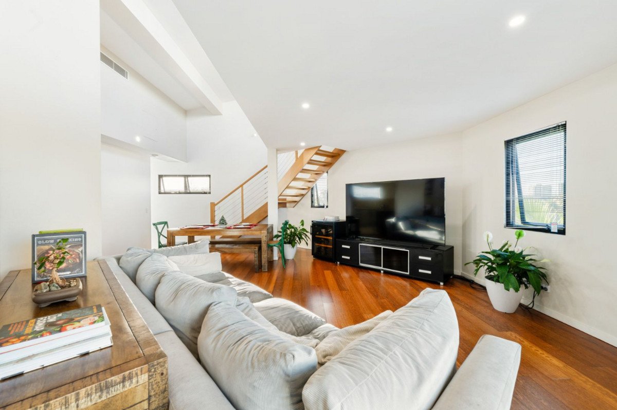 6/160 Surf Parade Broadbeach 4