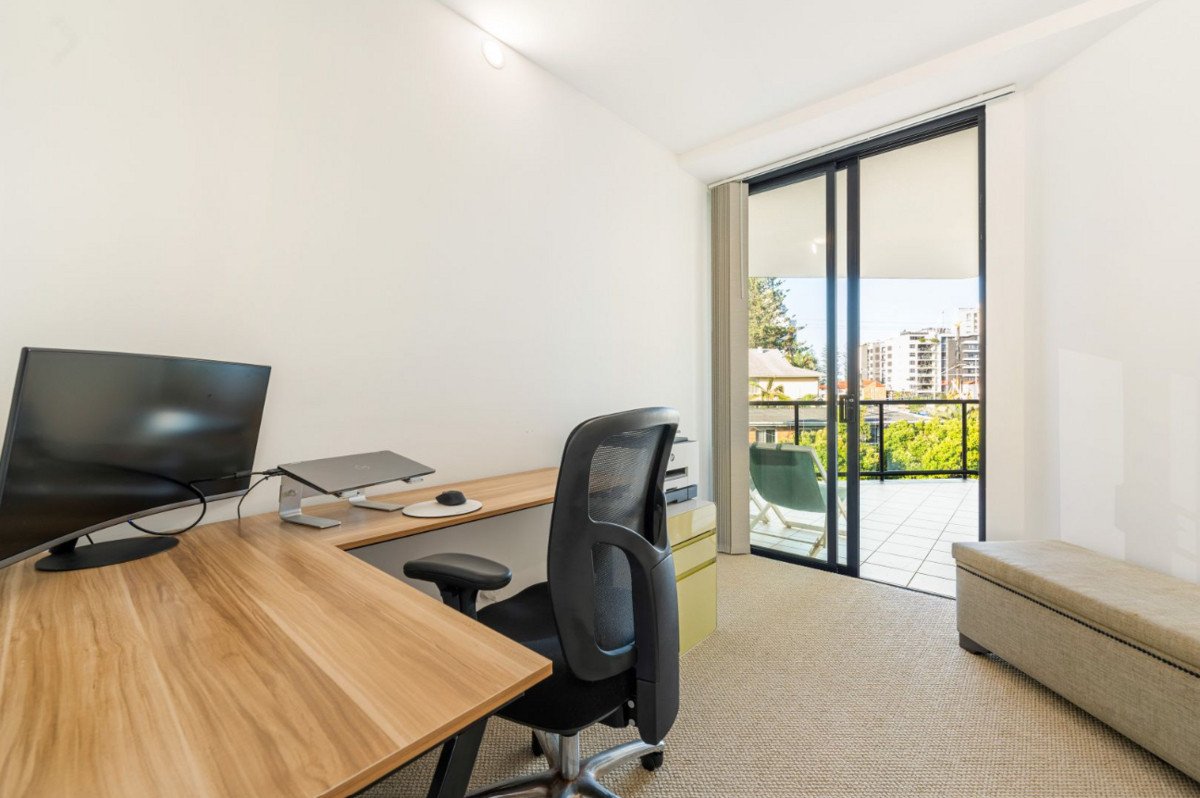 6/160 Surf Parade Broadbeach 16
