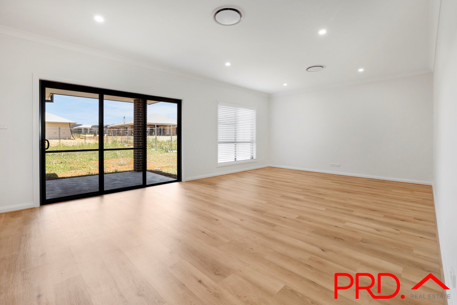 62 Evesham Circuit TAMWORTH 8