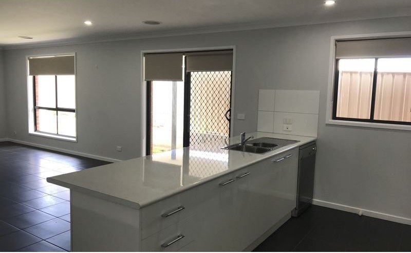 62 Lawson Circuit LAVINGTON 5