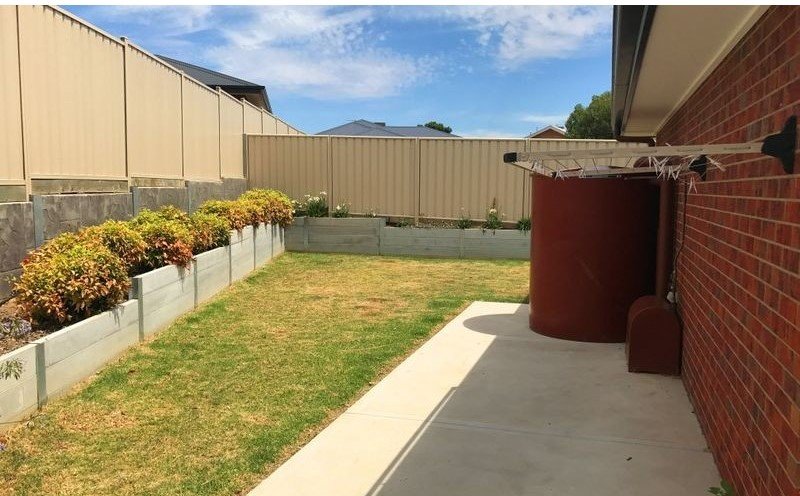 62 Lawson Circuit LAVINGTON 6