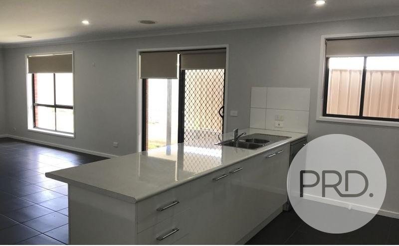 62 Lawson Circuit LAVINGTON 6