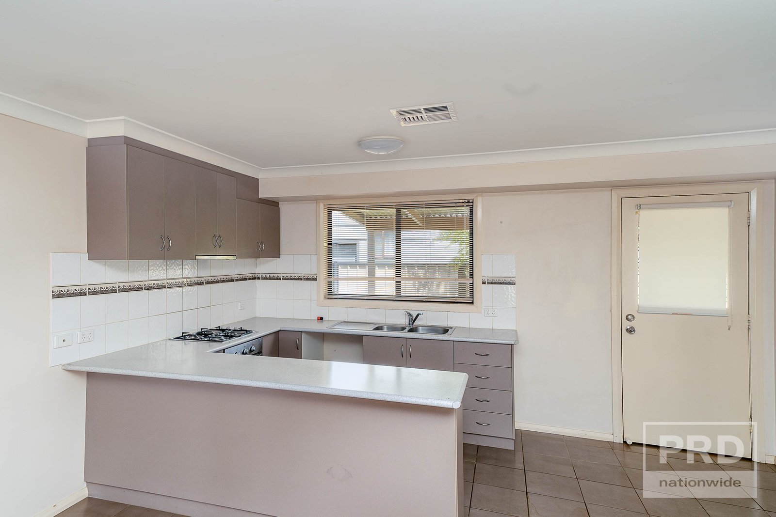 6/2 Macquarie Street MOUNT AUSTIN 4