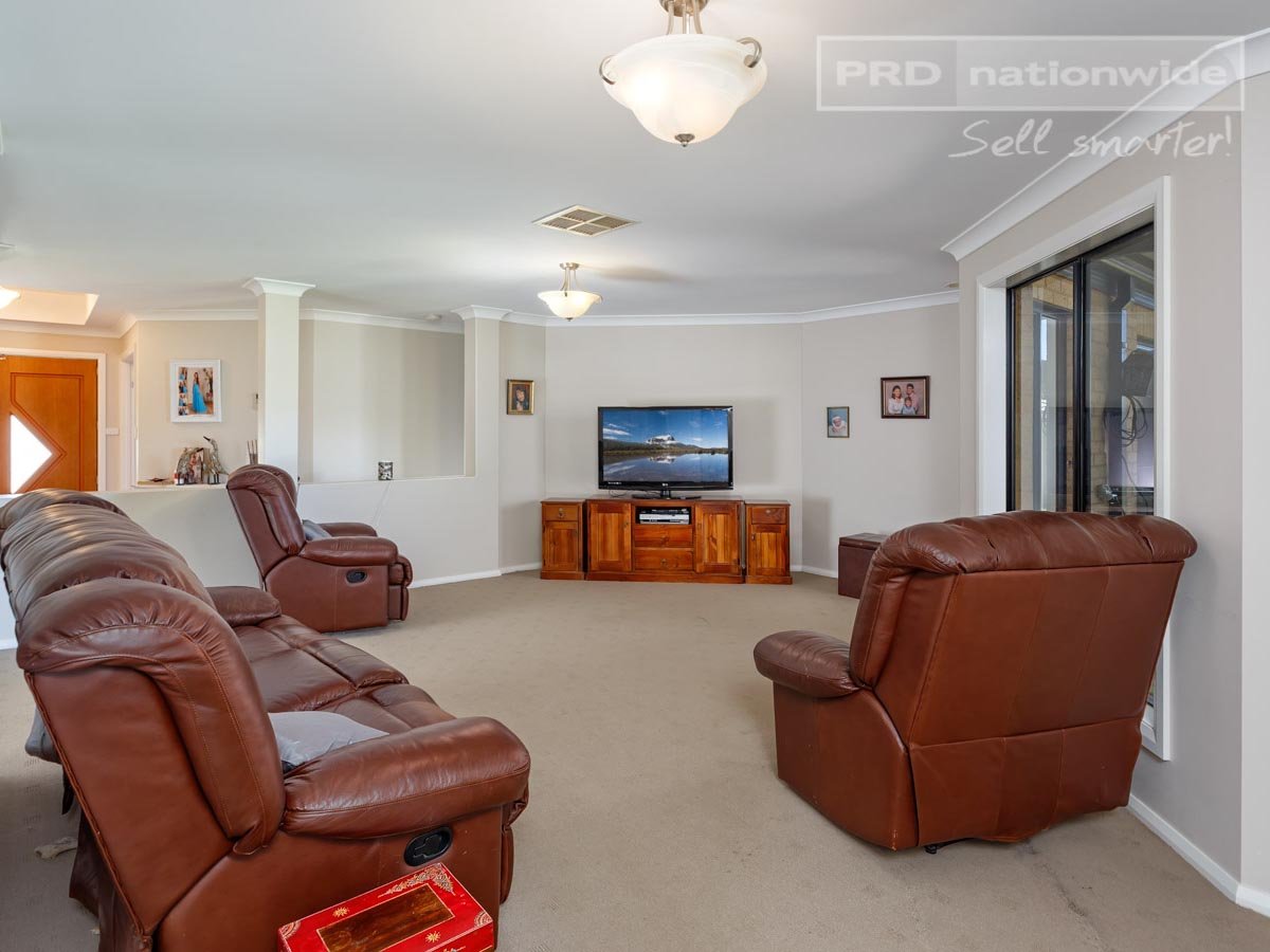 62 Yarrawah Crescent BOURKELANDS 6