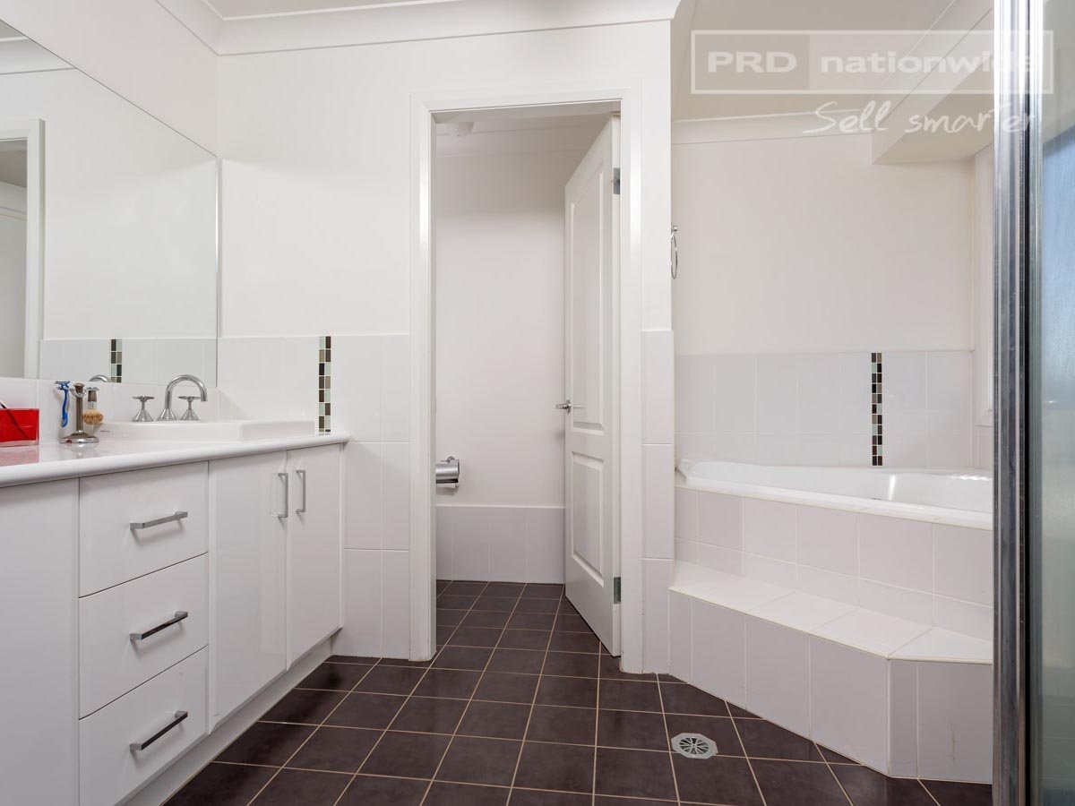 62 Yarrawah Crescent BOURKELANDS 8