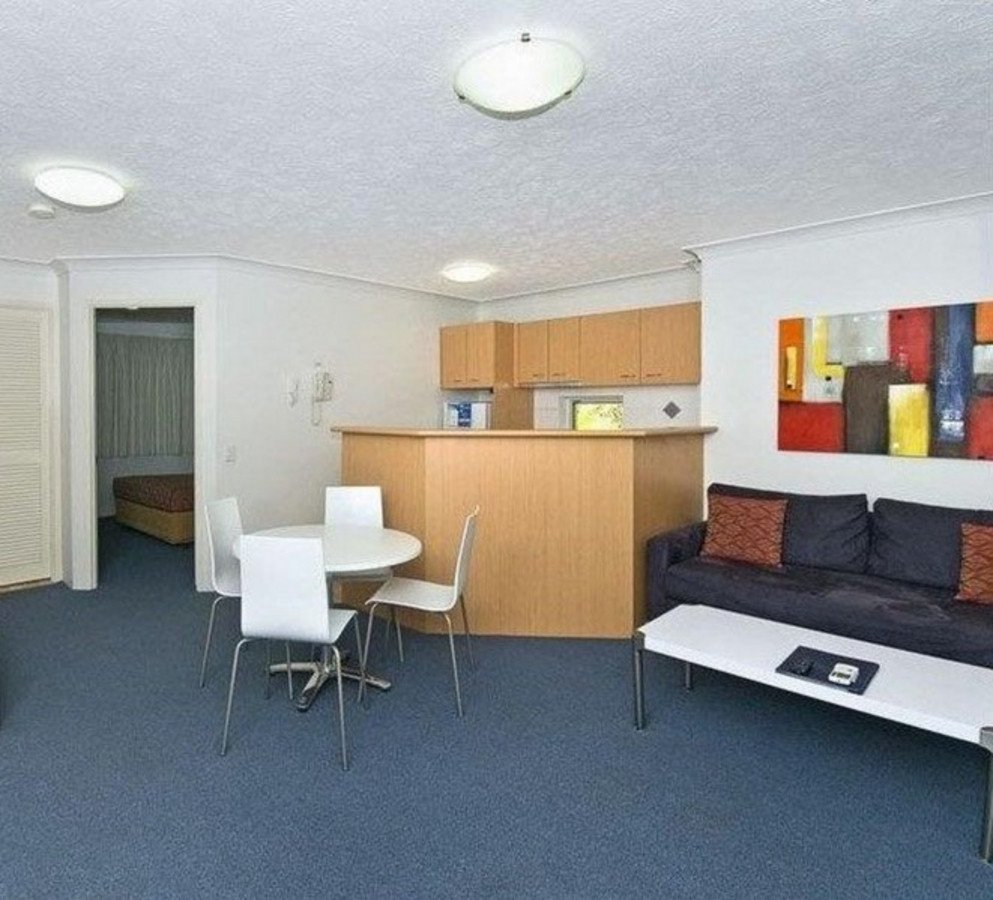 6/21 Peerless Avenue MERMAID BEACH 3