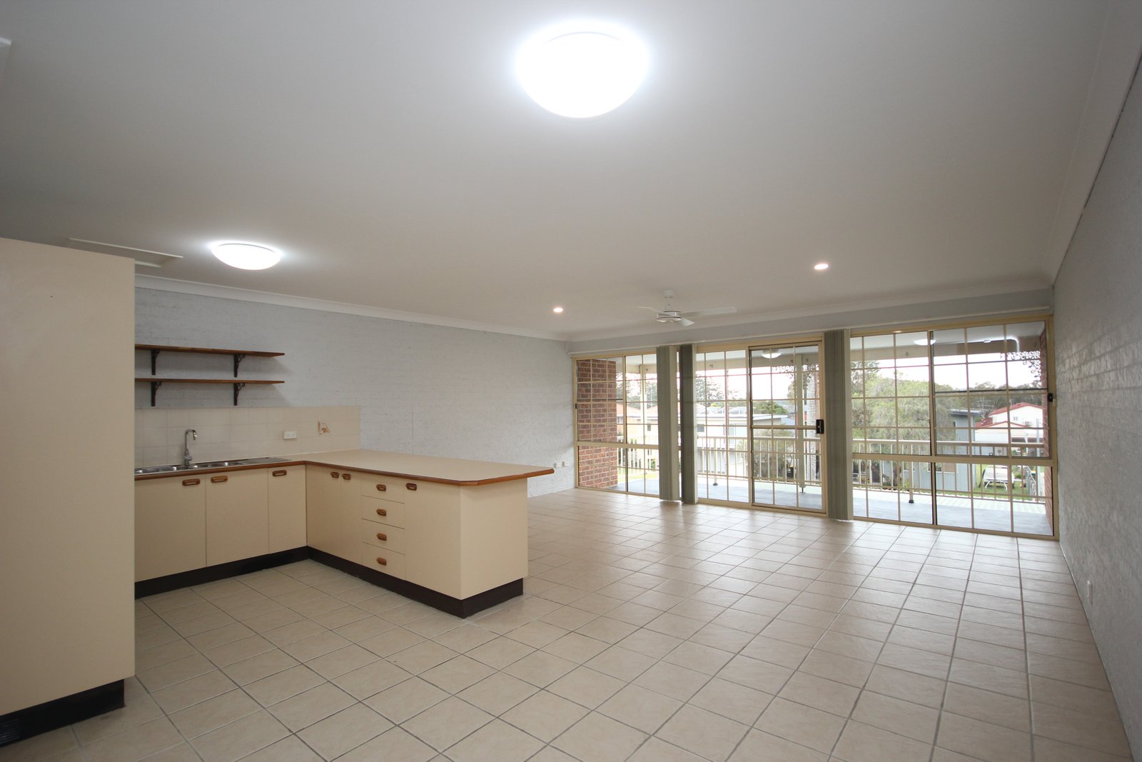 6/22 Lake Street LAURIETON 2