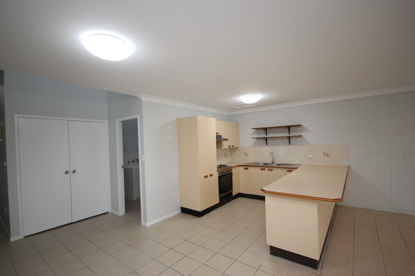 6/22 Lake Street LAURIETON 3