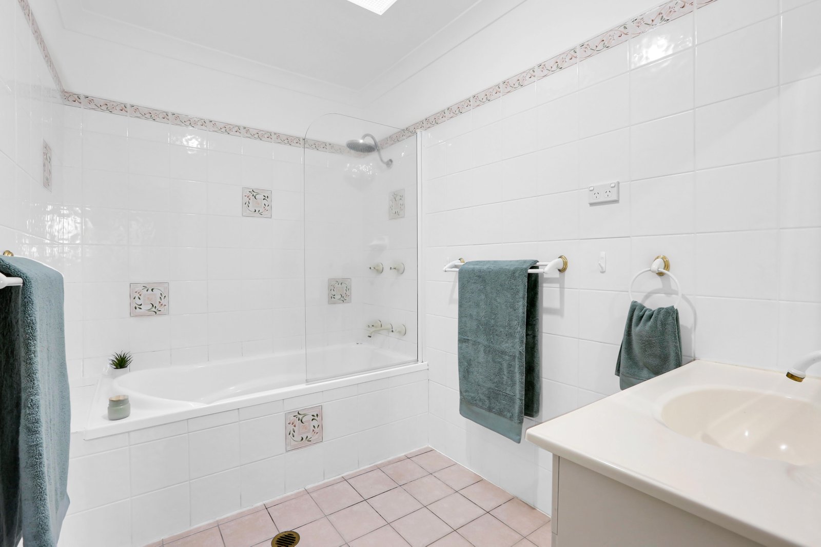 63 Bright Parade DAPTO 6