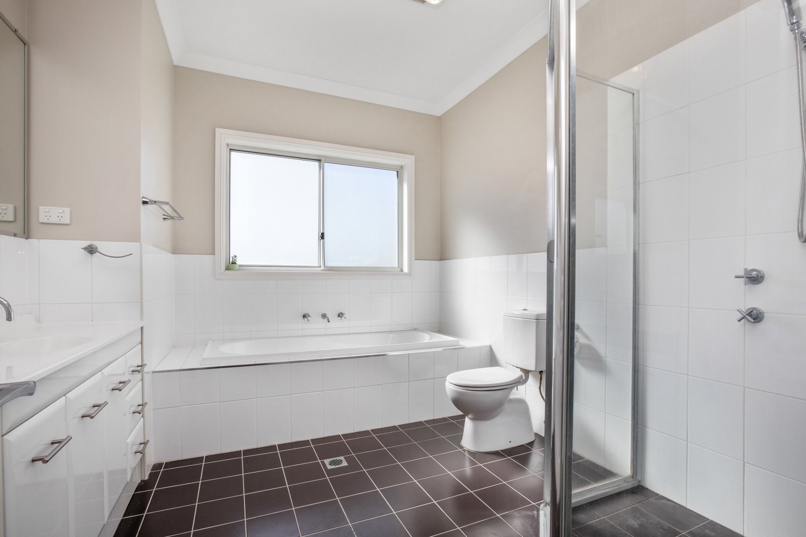 63 Dunmore Road LARGS 16