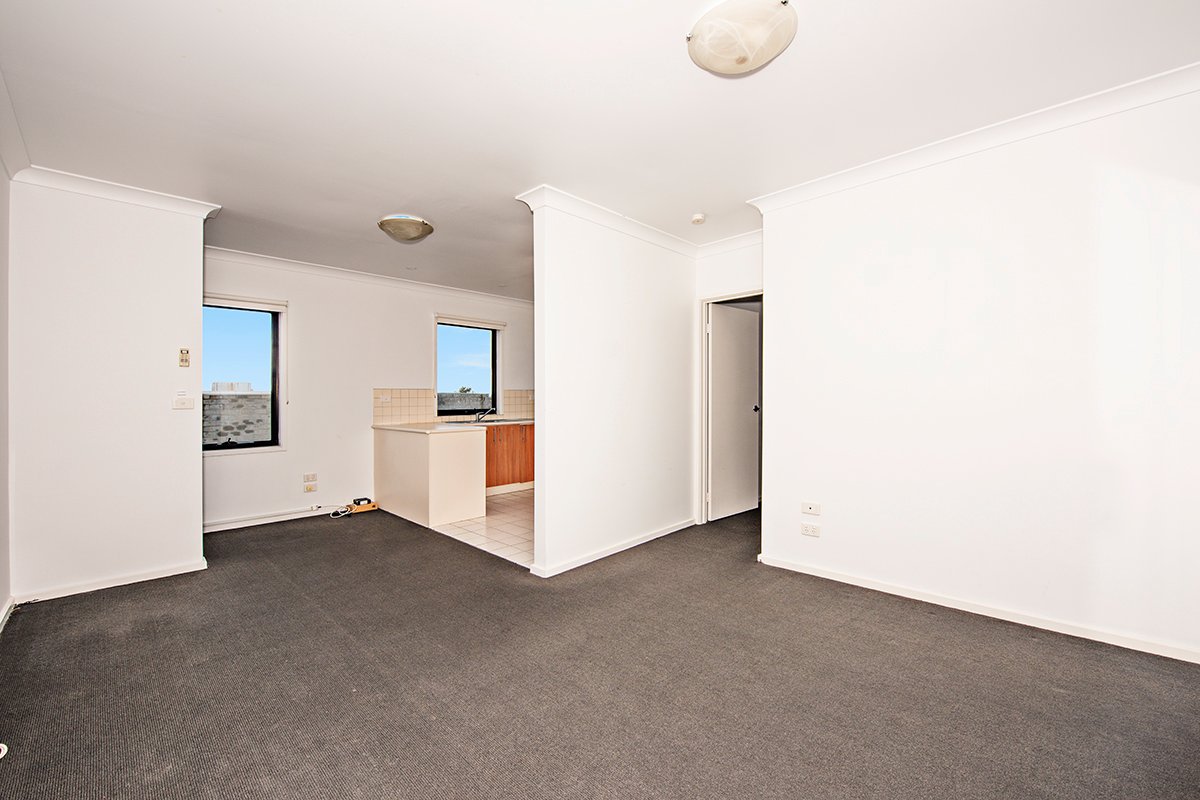 Photos: 6/3 Royal Lane