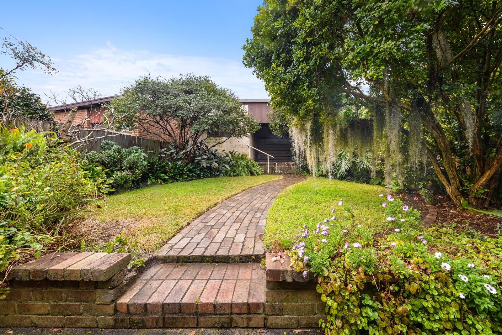 63 York Road QUEENS PARK 8