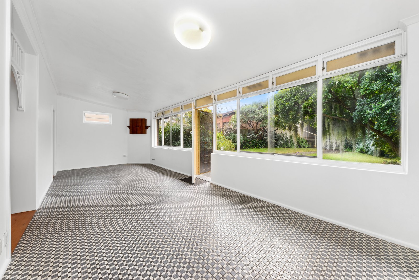 63 York Road QUEENS PARK 10