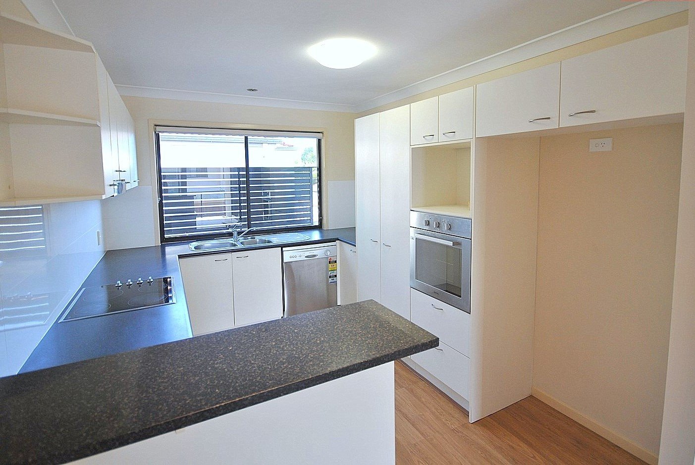 6/35 Harley Street LABRADOR 2