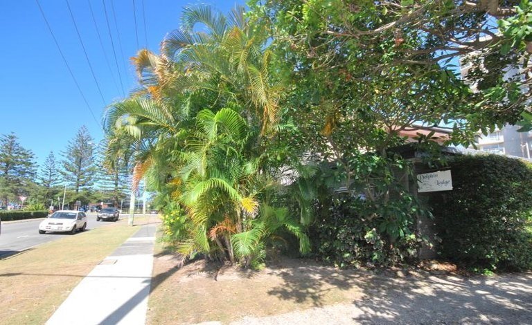 6/4 First Avenue BURLEIGH HEADS 3