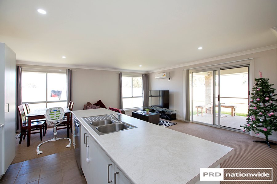 64 Kenny Drive TAMWORTH 1