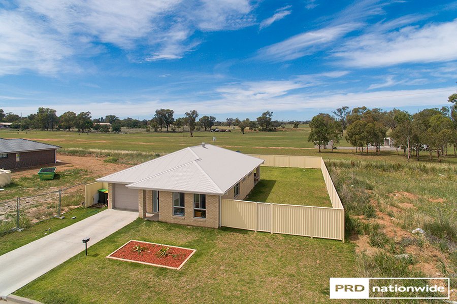 64 Kenny Drive TAMWORTH 2