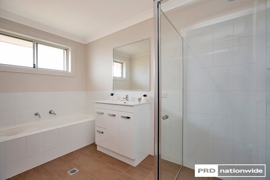 64 Kenny Drive TAMWORTH 3