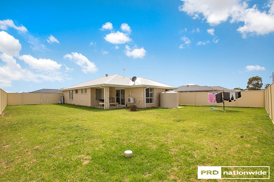 64 Kenny Drive TAMWORTH 4