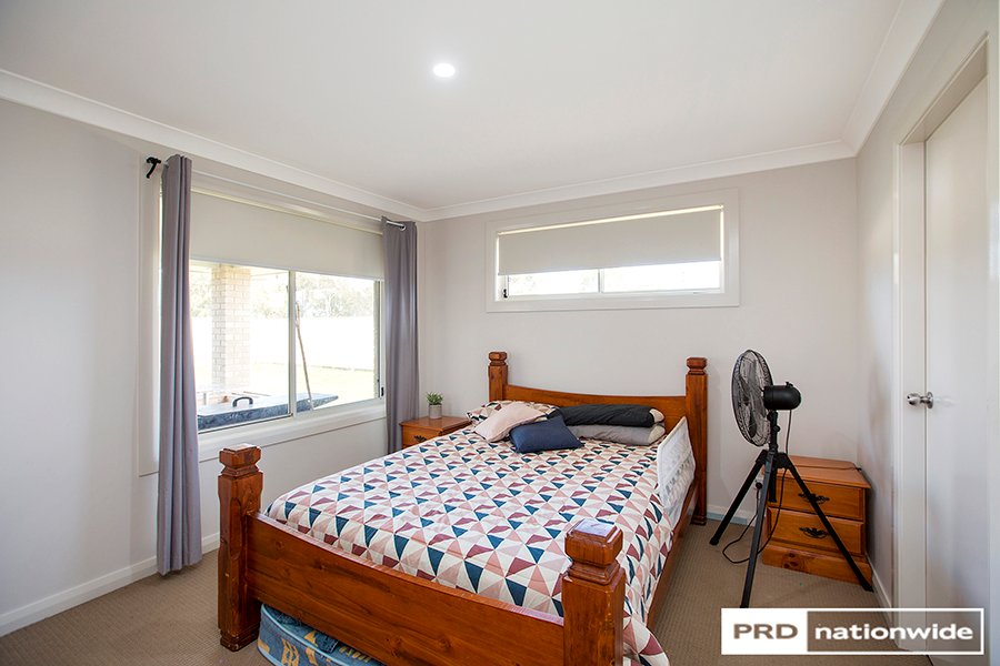 64 Kenny Drive TAMWORTH 7