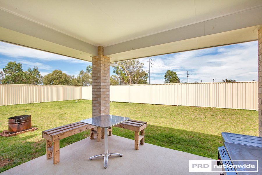 64 Kenny Drive TAMWORTH 8