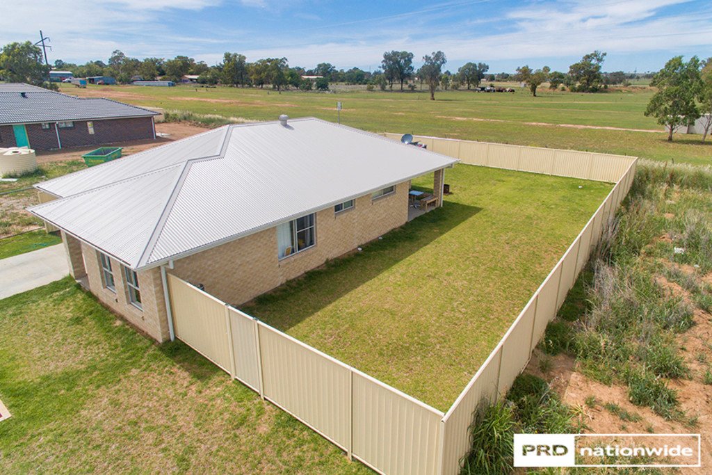 64 Kenny Drive TAMWORTH 9