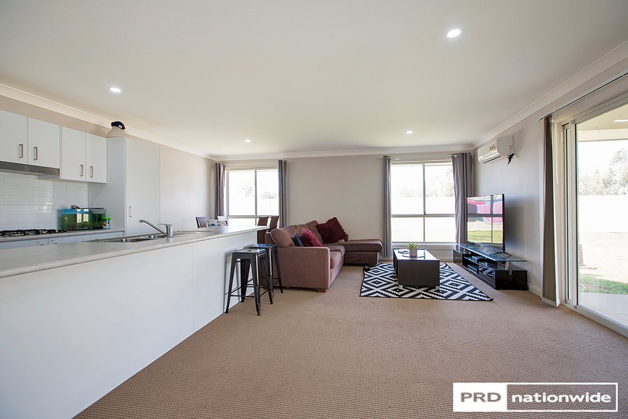 64 Kenny Drive TAMWORTH 12