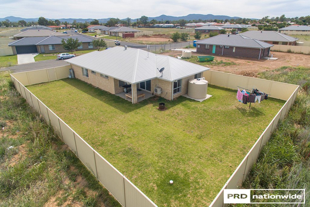 64 Kenny Drive TAMWORTH 14