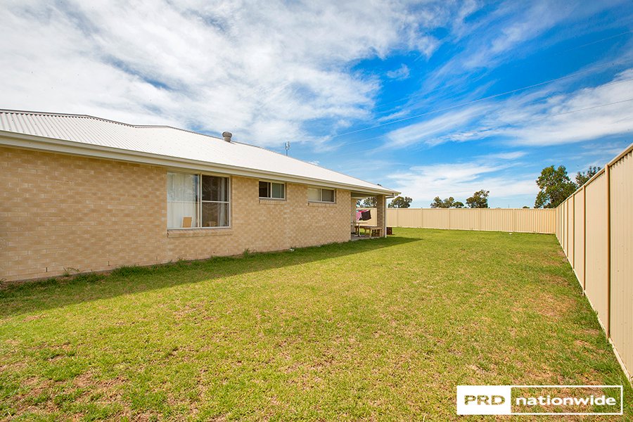 64 Kenny Drive TAMWORTH 17