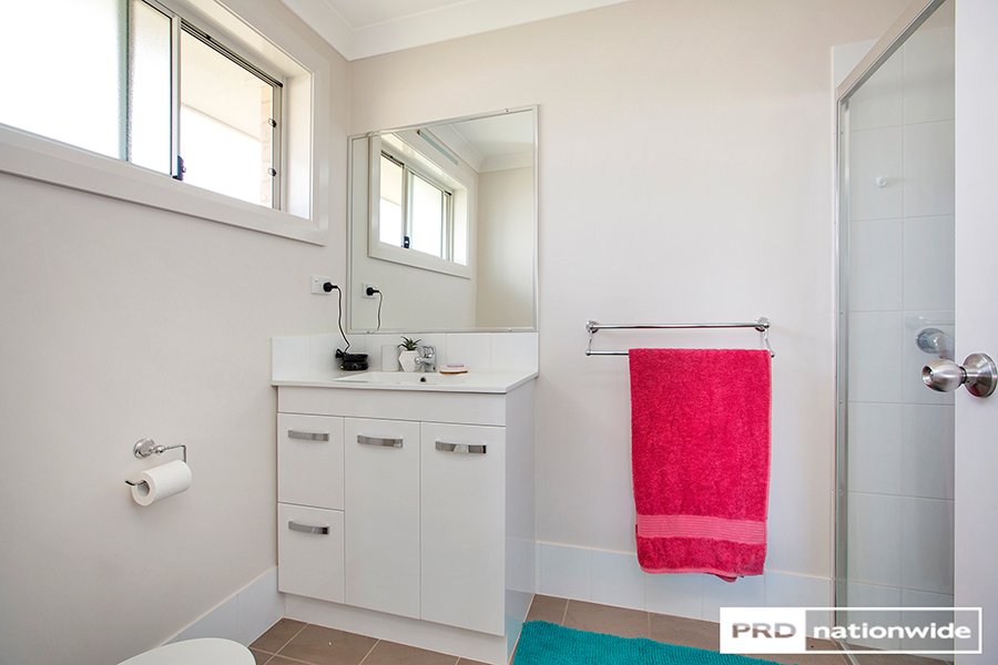 64 Kenny Drive TAMWORTH 19