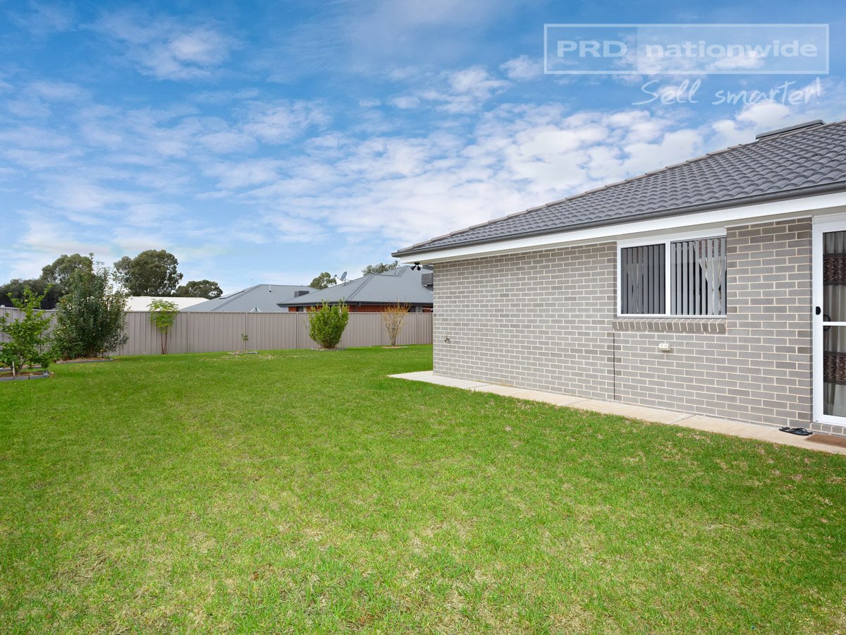 64 Messenger Avenue BOOROOMA 4