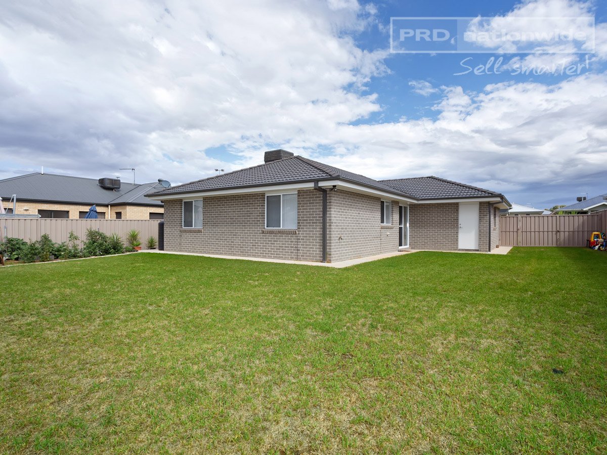 64 Messenger Avenue BOOROOMA 14