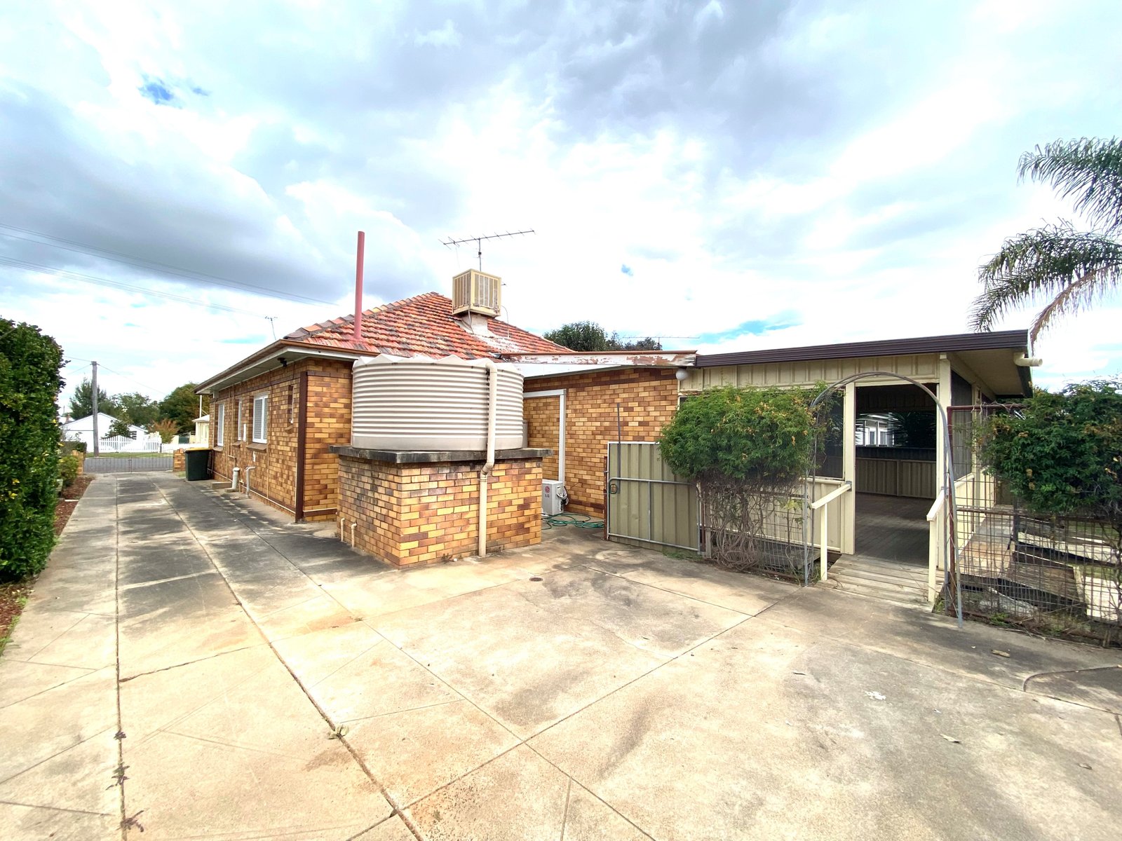 64 Piper Street TAMWORTH 11