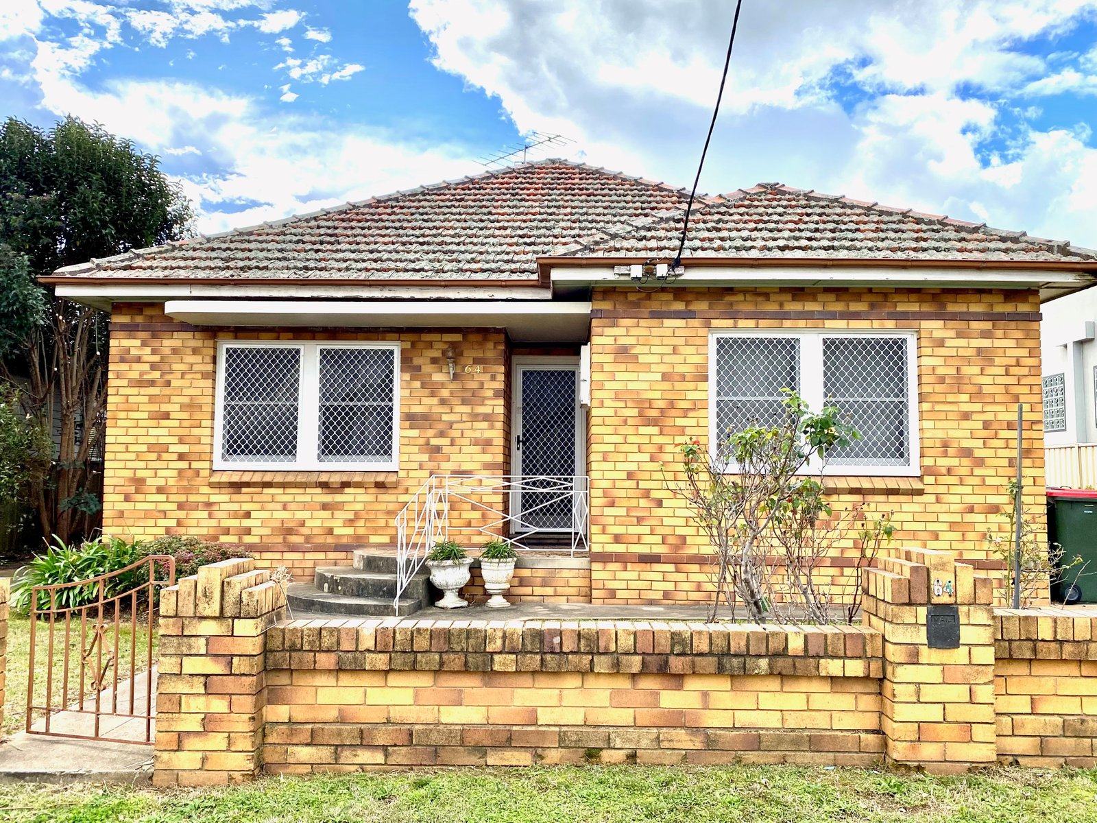 64 Piper Street TAMWORTH 1