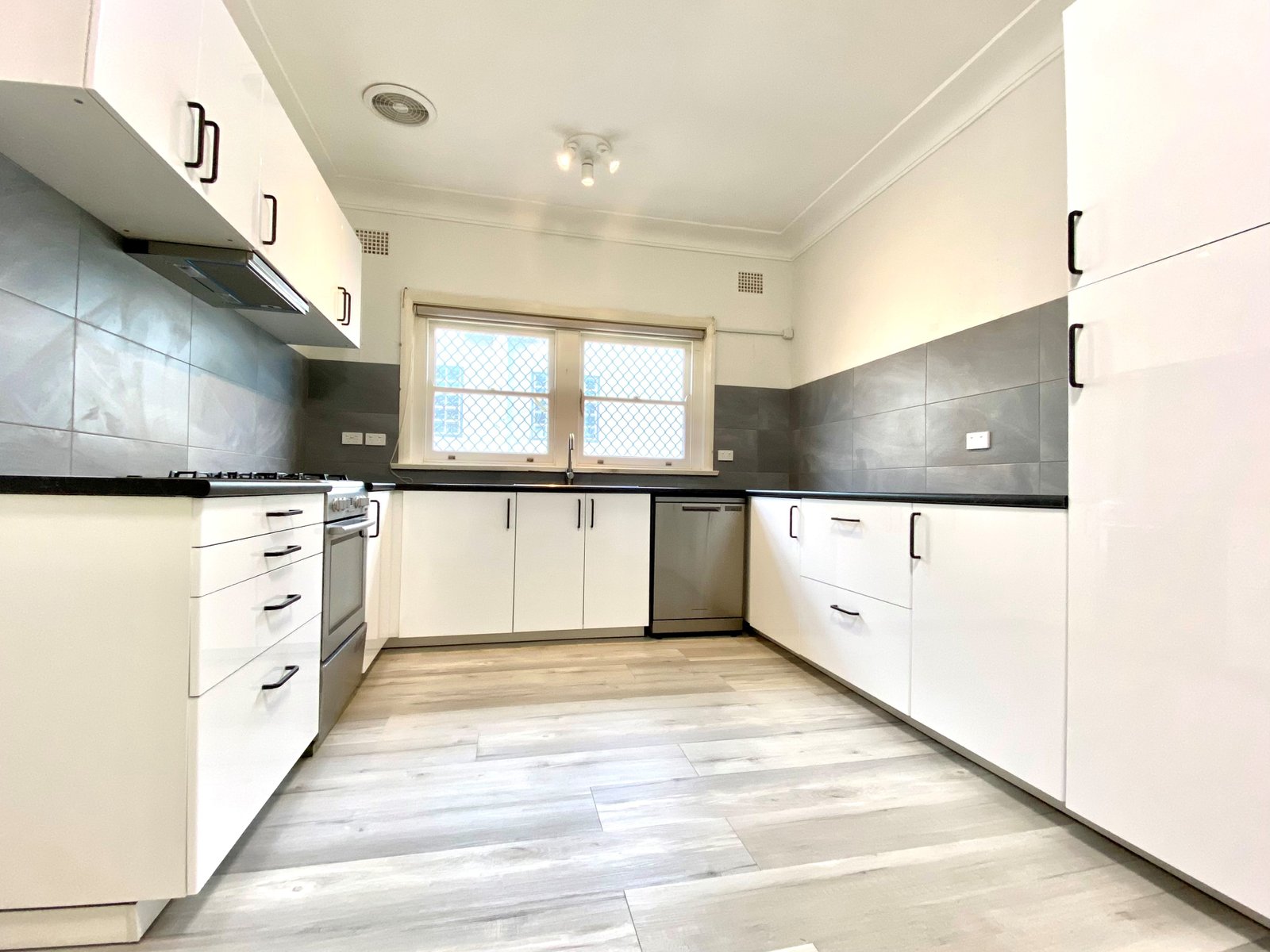 64 Piper Street TAMWORTH 2