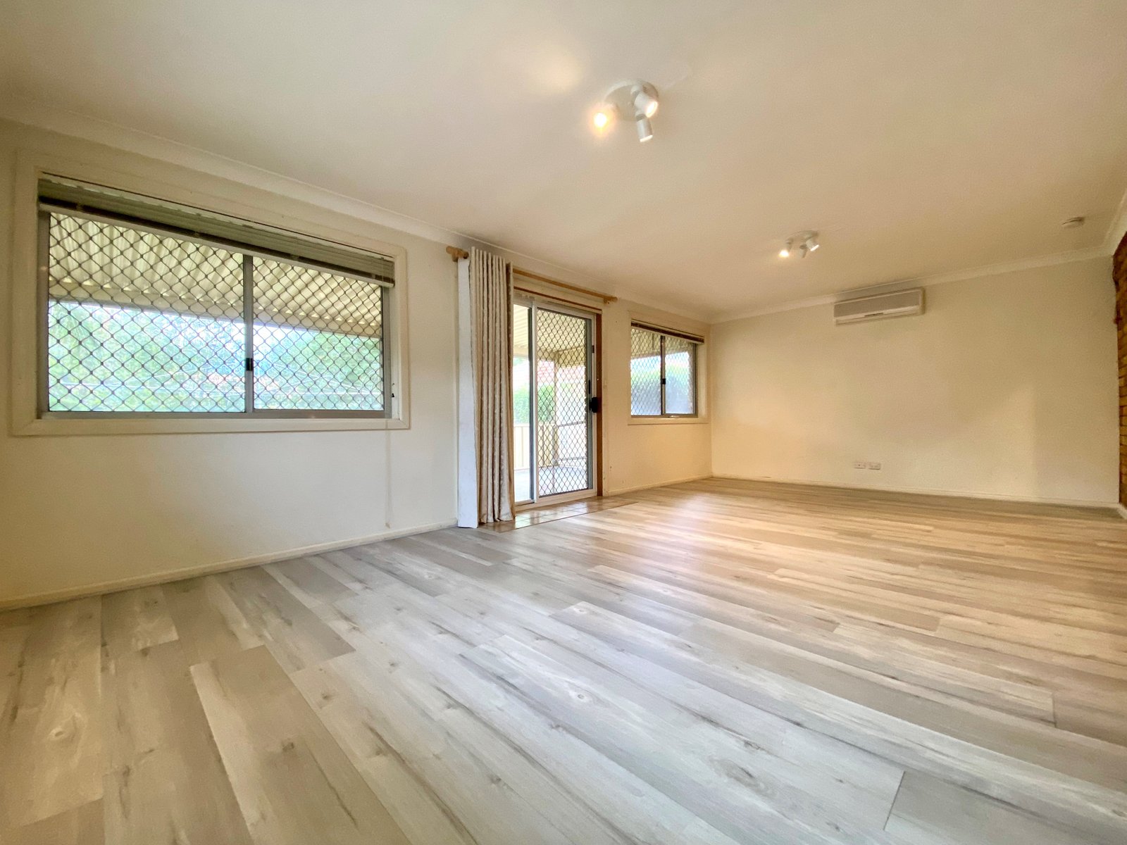 64 Piper Street TAMWORTH 9
