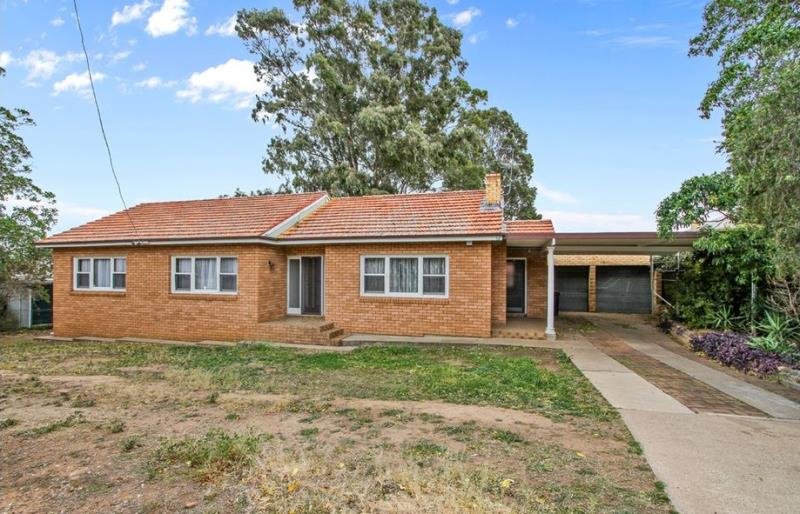 64 Roderick Street TAMWORTH 1