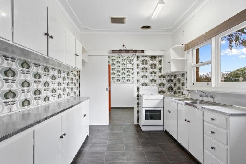 64 Roderick Street TAMWORTH 3