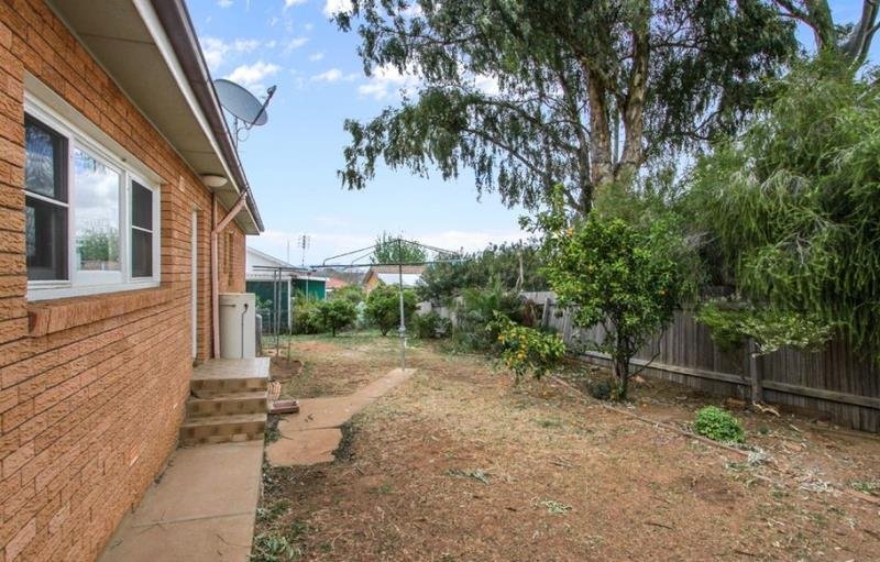 64 Roderick Street TAMWORTH 6