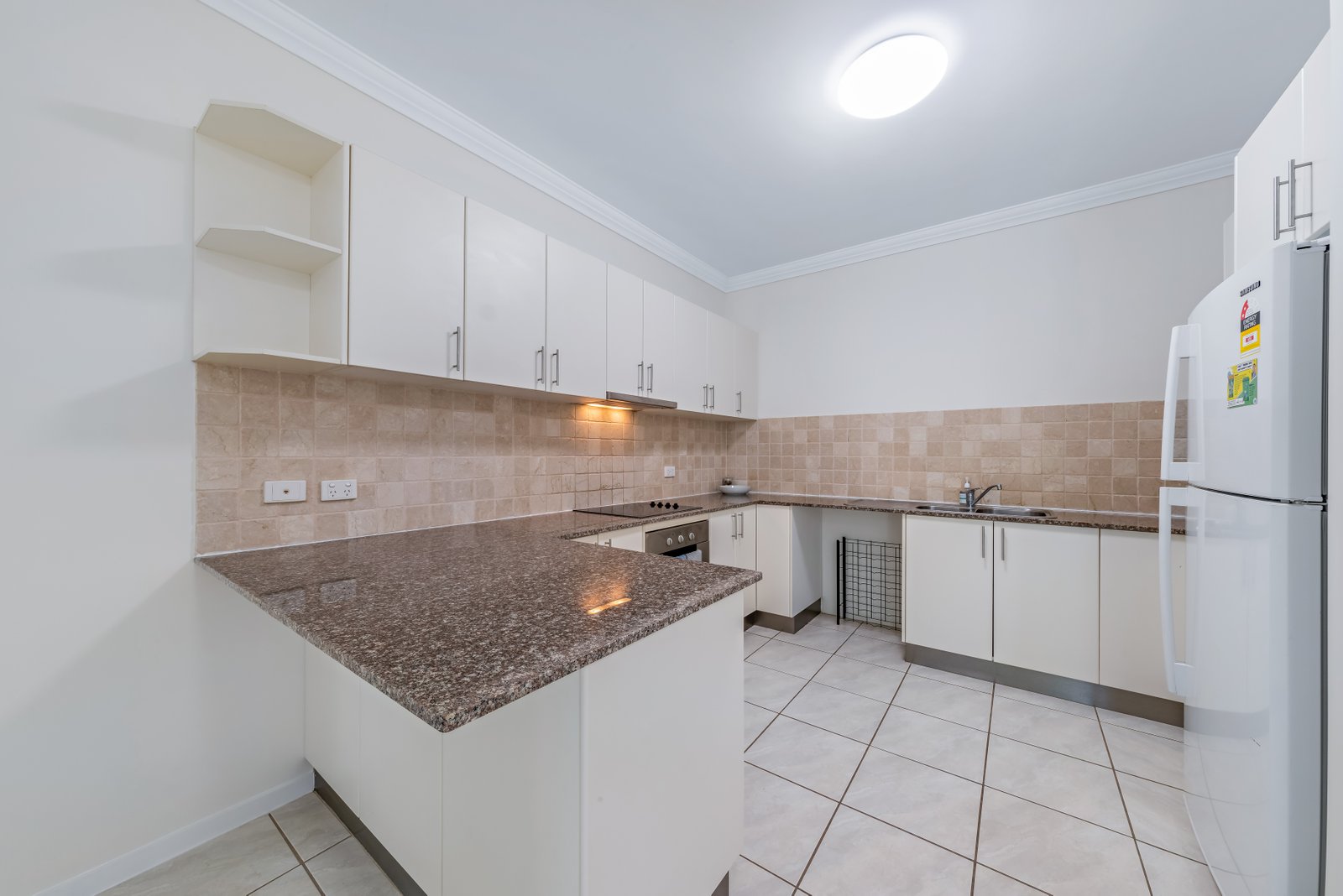 64/21 Shute Harbour Rd  CANNONVALE 2