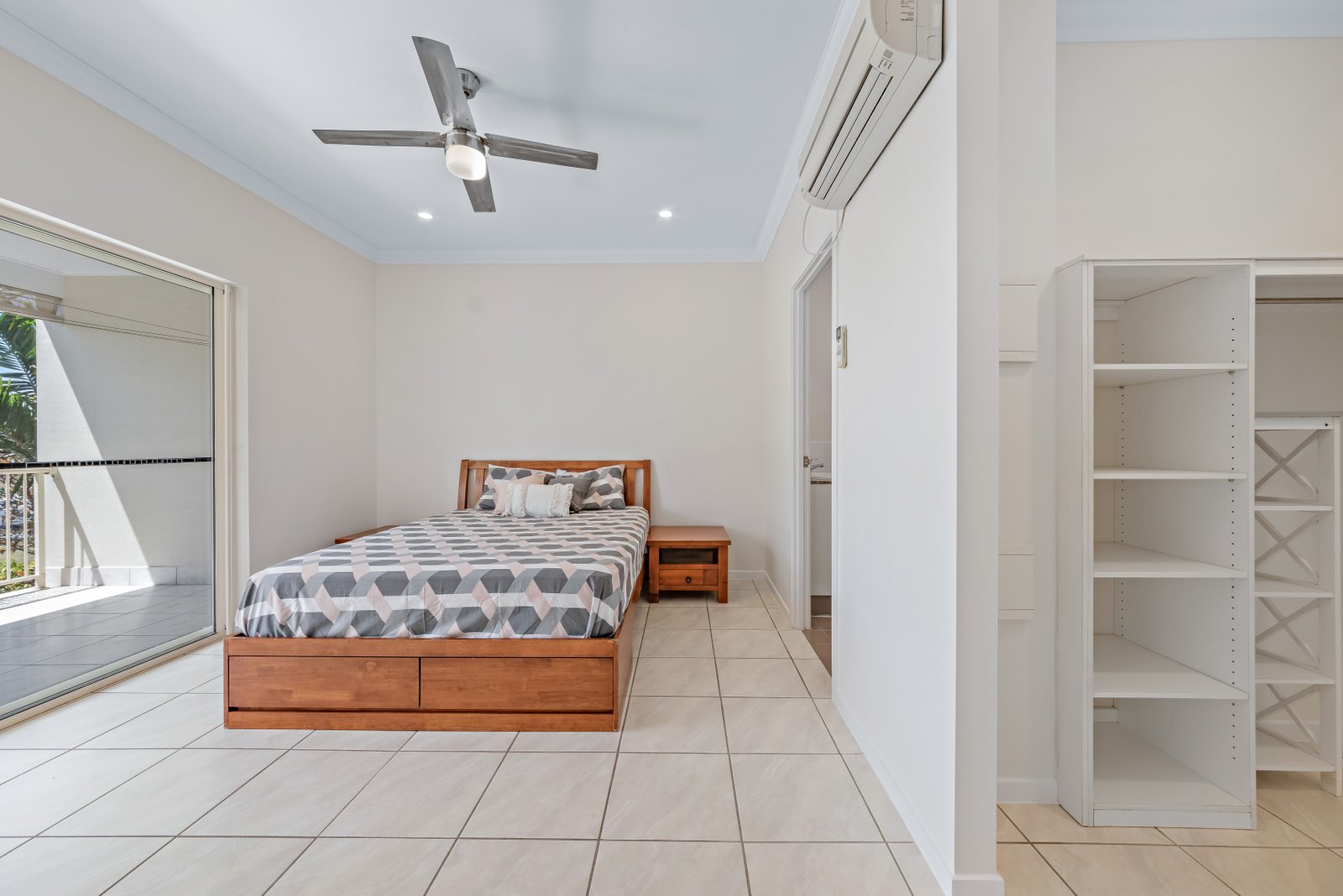 64/21 Shute Harbour Rd  CANNONVALE 6