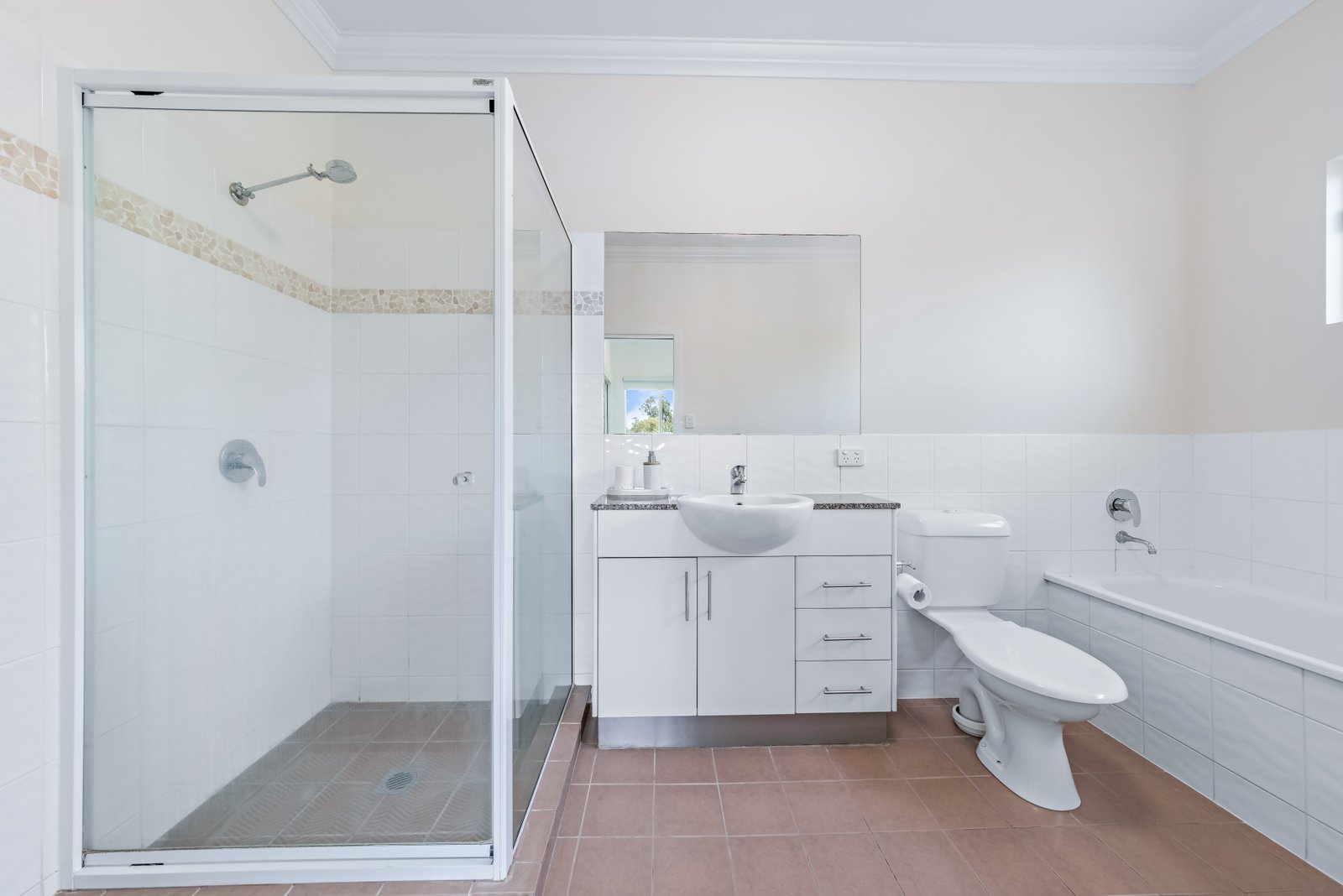 64/21 Shute Harbour Rd  CANNONVALE 10