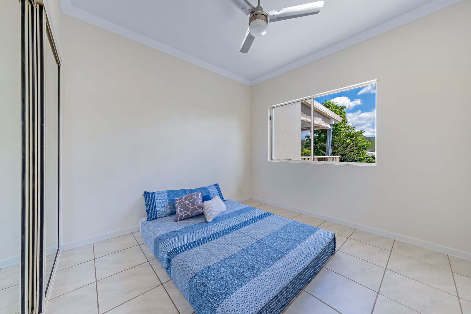 64/21 Shute Harbour Rd  CANNONVALE 11