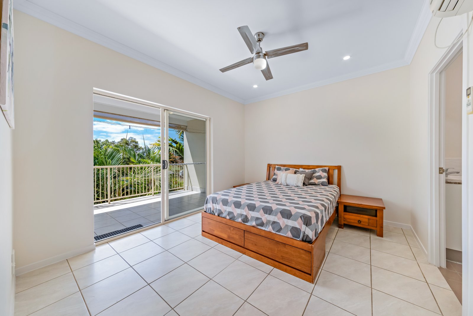 64/21 Shute Harbour Rd  CANNONVALE 15