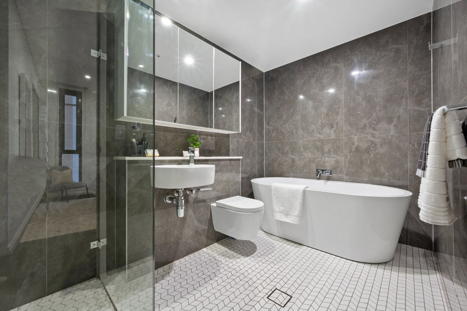 647/1 Finch Drive EASTGARDENS 9